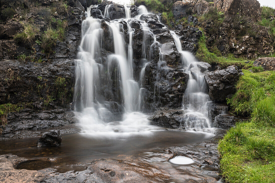 Wasserfall bei den Fairy Pools, Isle of Skye, Highlands, Schottland, Großbritannien