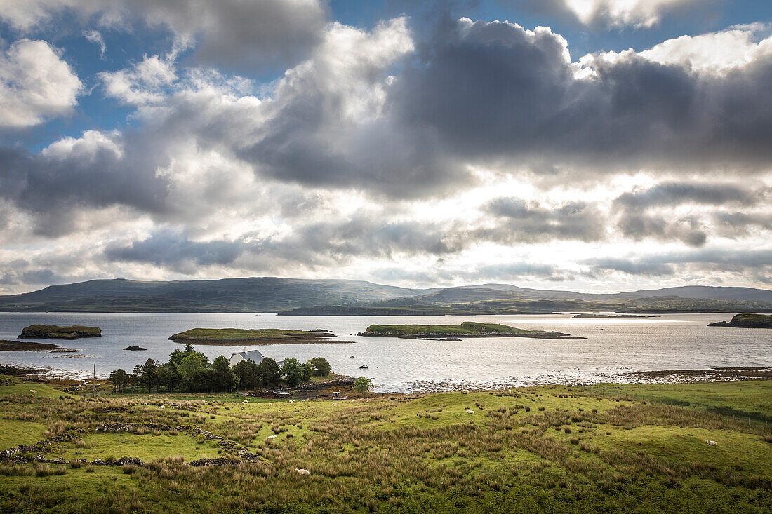 Küste beim Loch Dunvegan, Glendale, Isle of Skye, Highlands, Schottland, Großbritannien