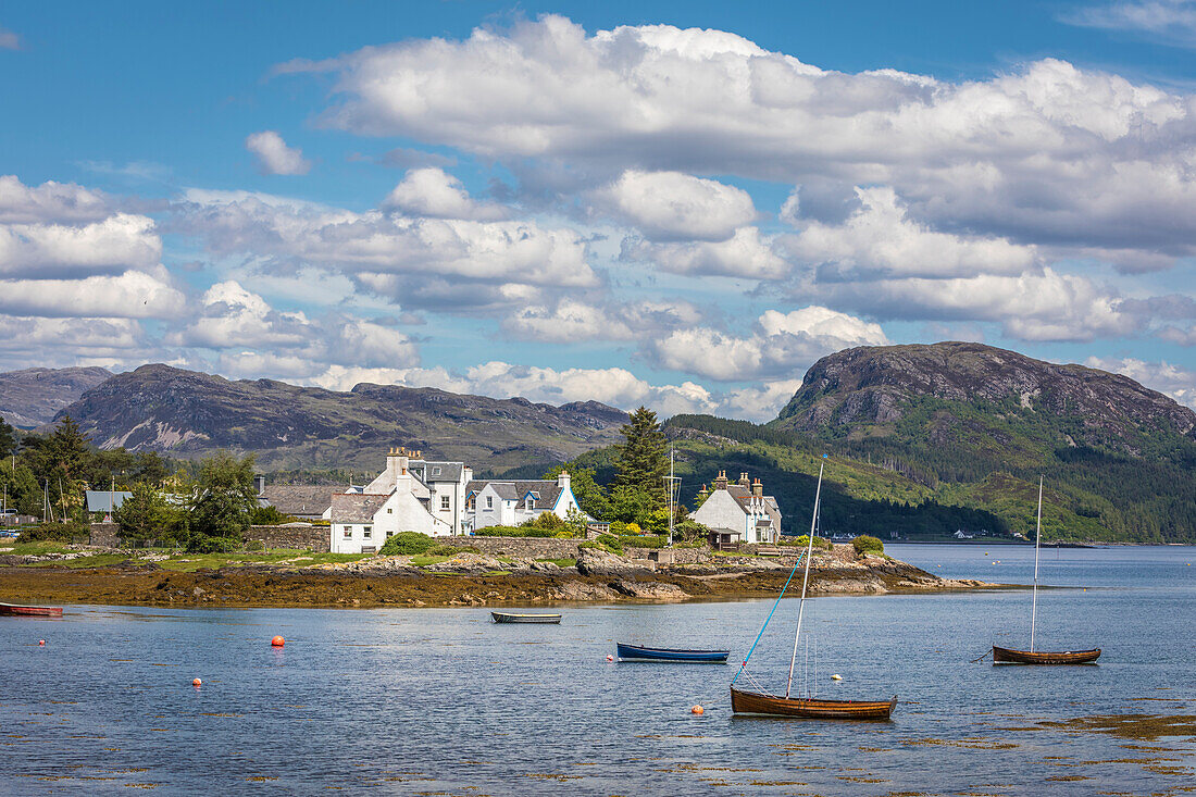 Plockton am Meeresarm Loch Carron, Kyle, Highlands, Schottland, Großbritannien