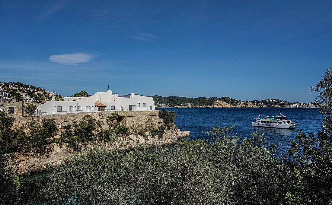 Ferienhaus über der Steilküste bei Paguera, im Hintergrund die Ferienanlage Cala Fornells, Paguera, Mallorca, Spanien