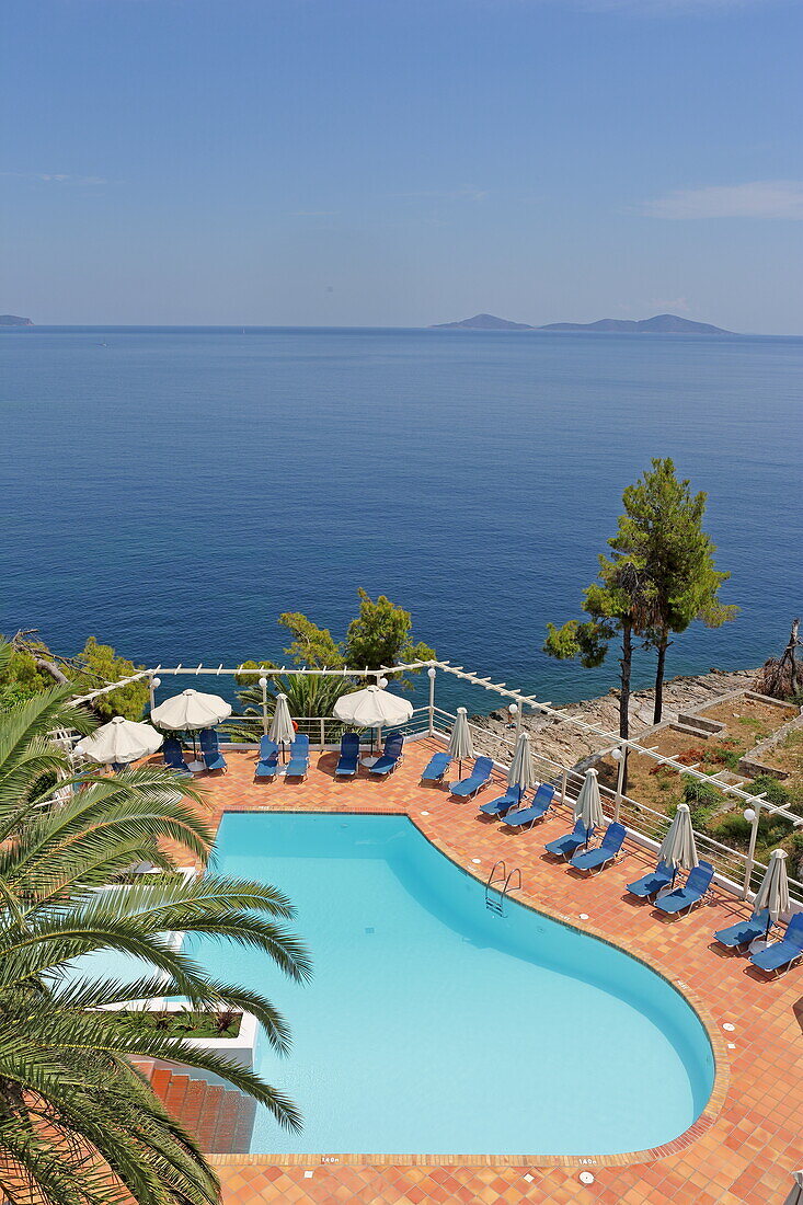 Pool des Paradise Hotel in Patitiri, Insel Alonissos, Nördliche Sporaden, Griechenland