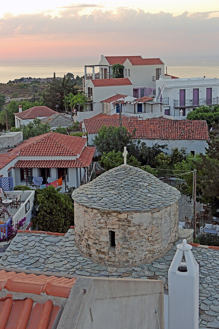 Sonnenuntergang über dem Ort Chora im Inneren der Insel Alonissos, Nördliche Sporaden, Griechenland