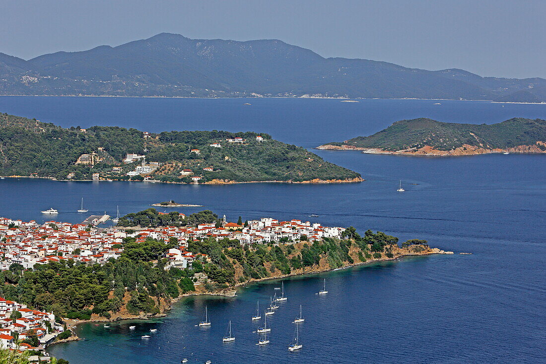 Blick auf Skiathos Stadt und vorgelagerte Inseln, Im Hintergrund Skopelos, Insel Skiathos, Nördliche Sporaden, Griechenland