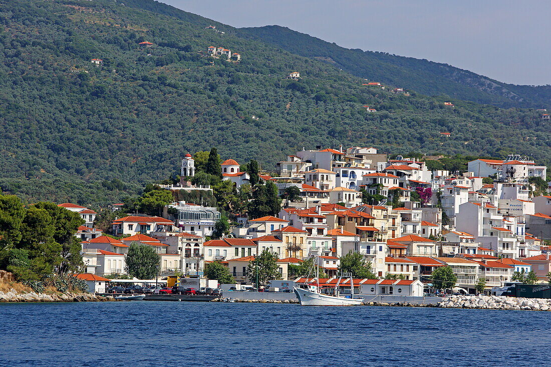 Häuser an der Wasserfront von Skiathos Stadt, Insel Skiathos, Nördliche Sporaden, Griechenland