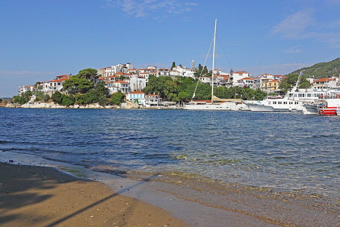 Kleiner Strand auf der Halbinsel Bourtzi mit dem Hafen von Skiathos Stadt, Insel Skiathos, Nördliche Sporaden, Griechenland