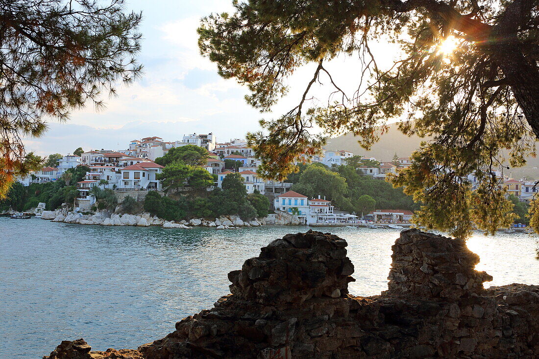 Blick von der Halbinsel Bourtzi auf die Einfahrt des Hafens von Skiathos Stadt, Insel Skiathos, Nördliche Sporaden, Griechenland