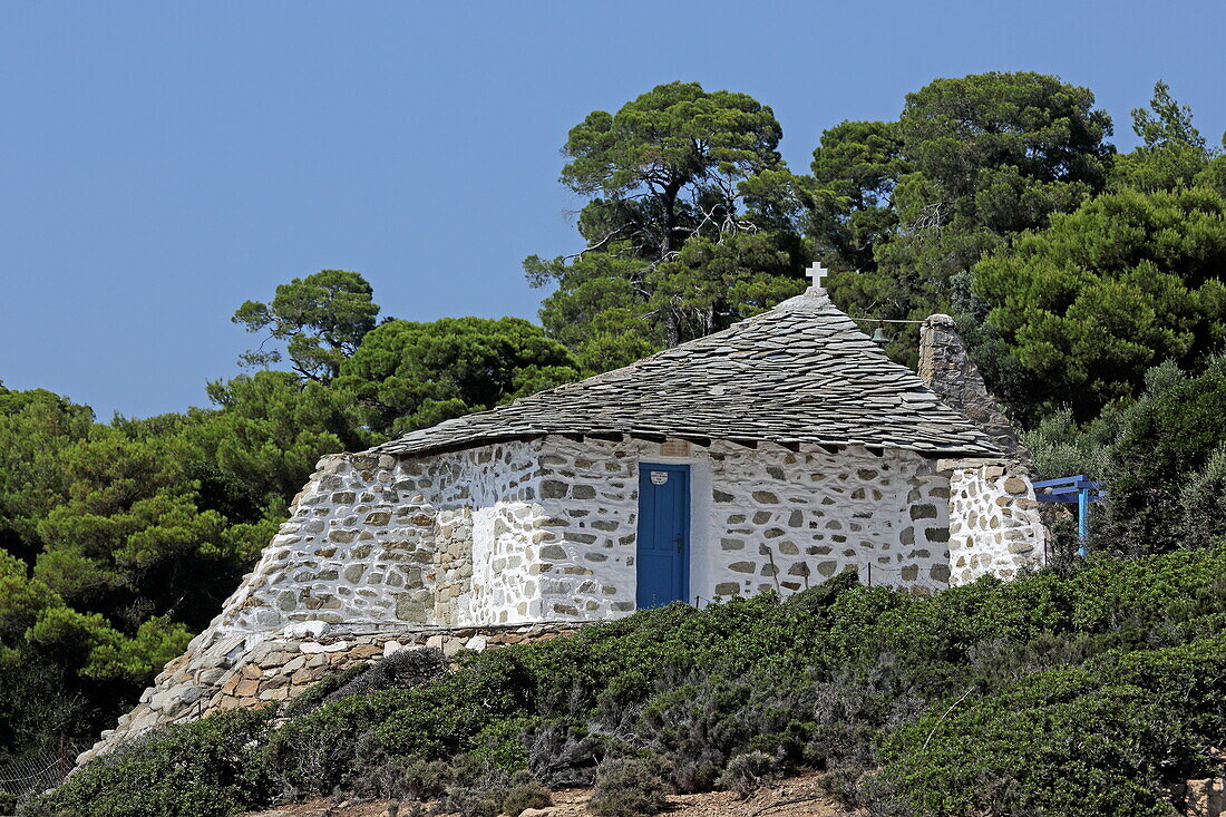 Agios Floros Kapelle von Alexandros Vogiatzis, auch Ekklisia tou Gremou Kirche der Klippe genannt, Tsoungria, bei Skiathos, Nördliche Sporaden, Griechenland