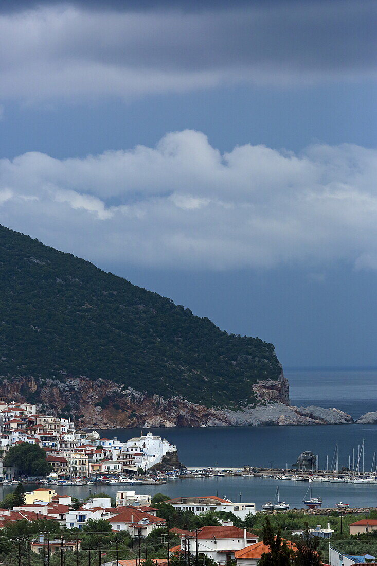 Ansicht von Skopelos Stadt  und dem Hafen an einem Gewittertag, Insel Skopelos, Nördliche Sporaden, Griechenland