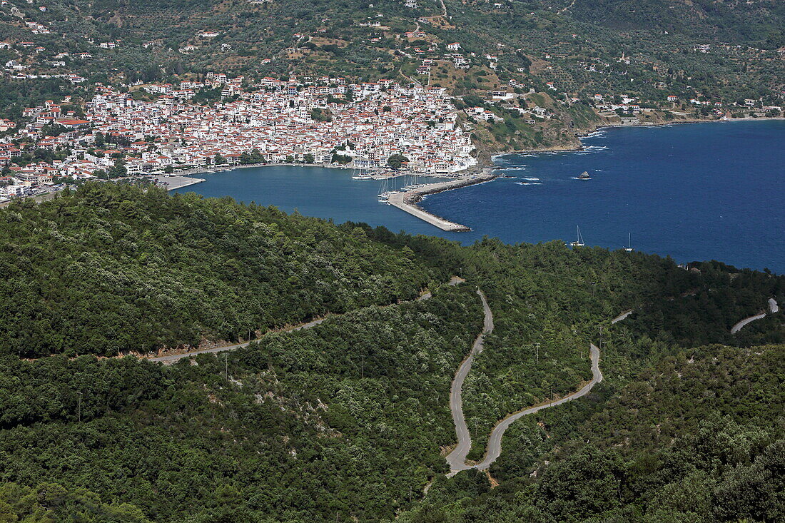 Blick auf den Hafen von Skopelos Stadt, Insel Skopelos, Nördliche Sporaden, Griechenland
