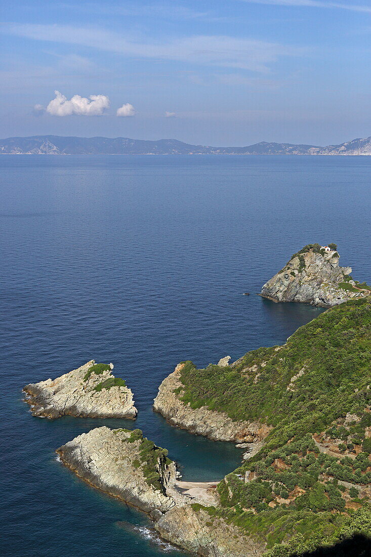 Blick auf Agios Ioannis-Kapelle auf einem Felsen über der Westküste der Insel Skopelos, Nördliche Sporaden, Griechenland