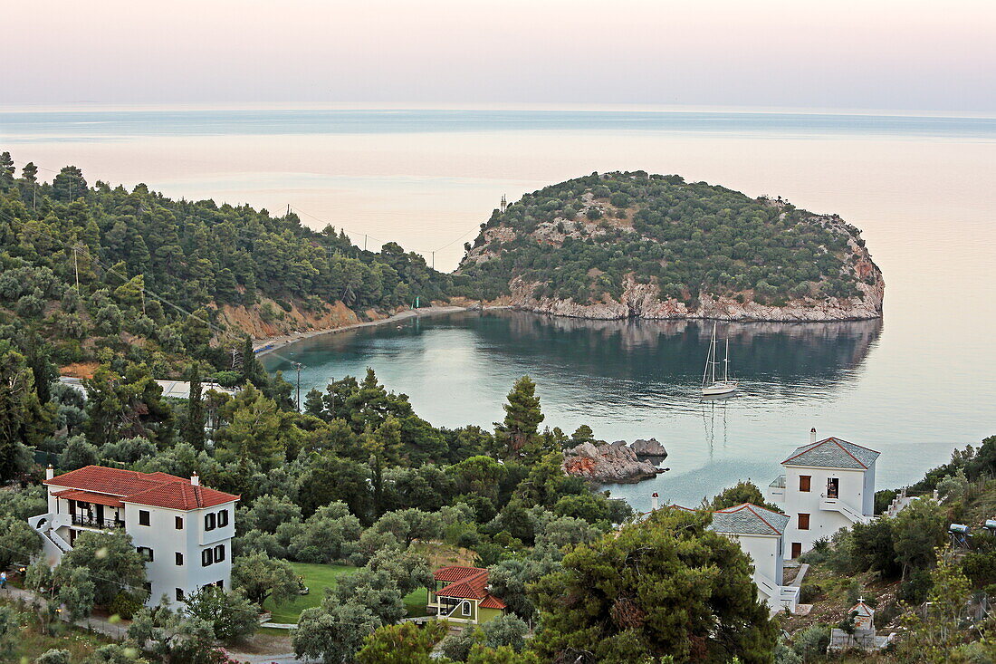 Ort Stafilos an der Ostküste der Insel Skopelos, Nördliche Sporaden, Griechenland