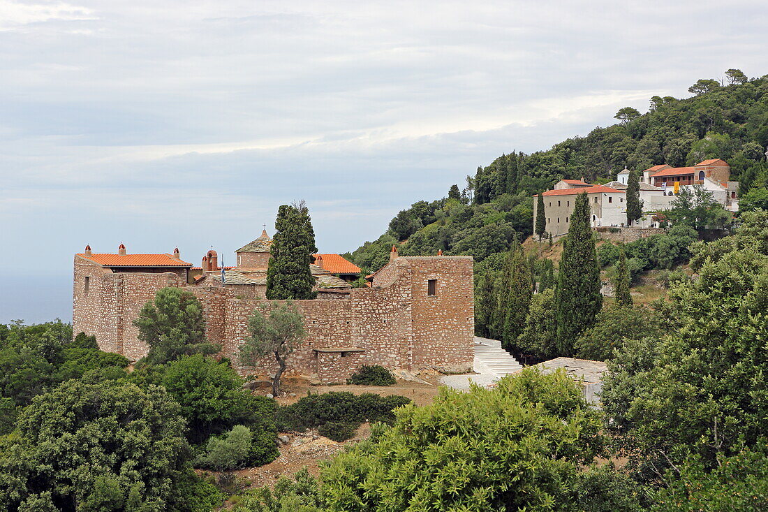 Kloster Agios Varvara (vorne) und Agios Prodomos (hinten) auf dem Berg Palouki, Insel Skopelos, Nördliche Sporaden, Griechenland