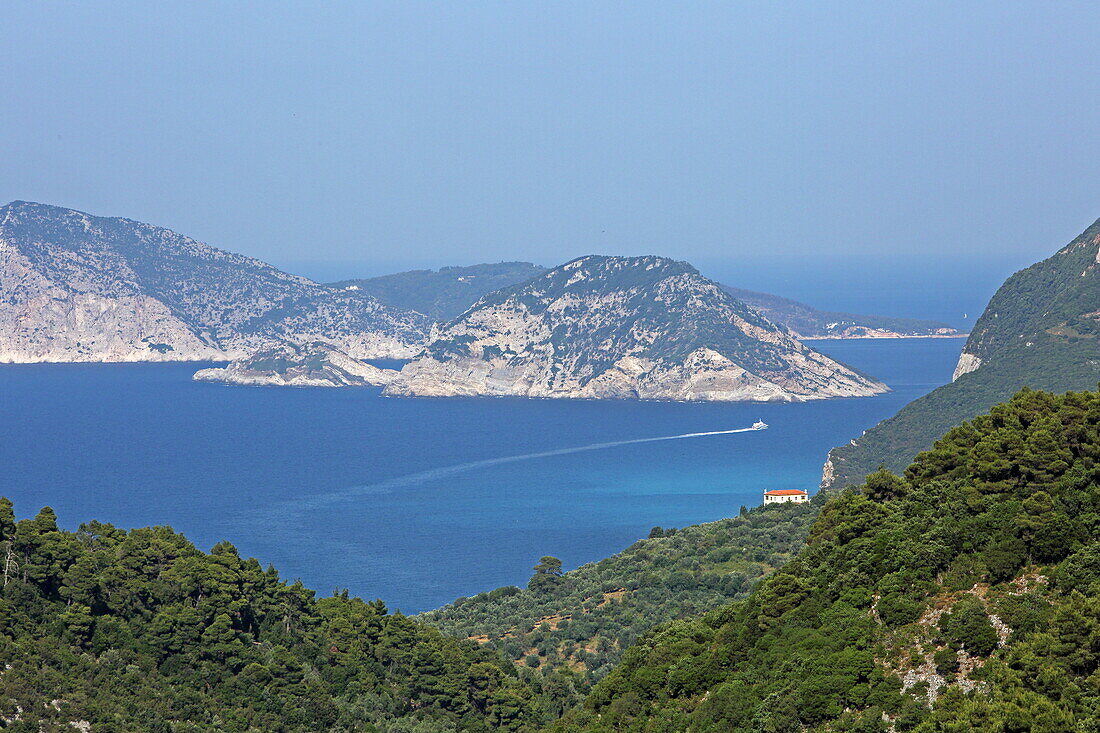 Blick von der Insel Skopelos nach Osten auf die Insel Alonissos, Nördliche Sporaden, Griechenland