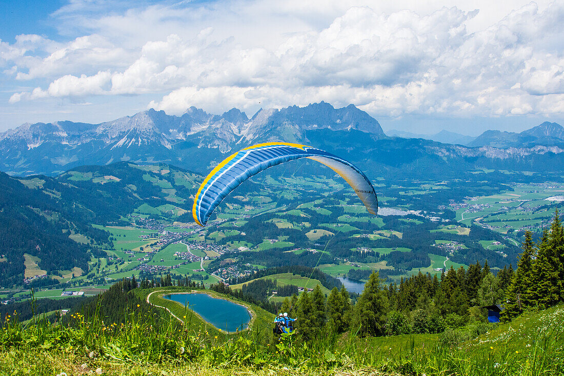 Österreich, Blick auf Wilder Kaiser, im Flugdrachen, von Start am Hahnenkamm, Kitzbühel, Tirol