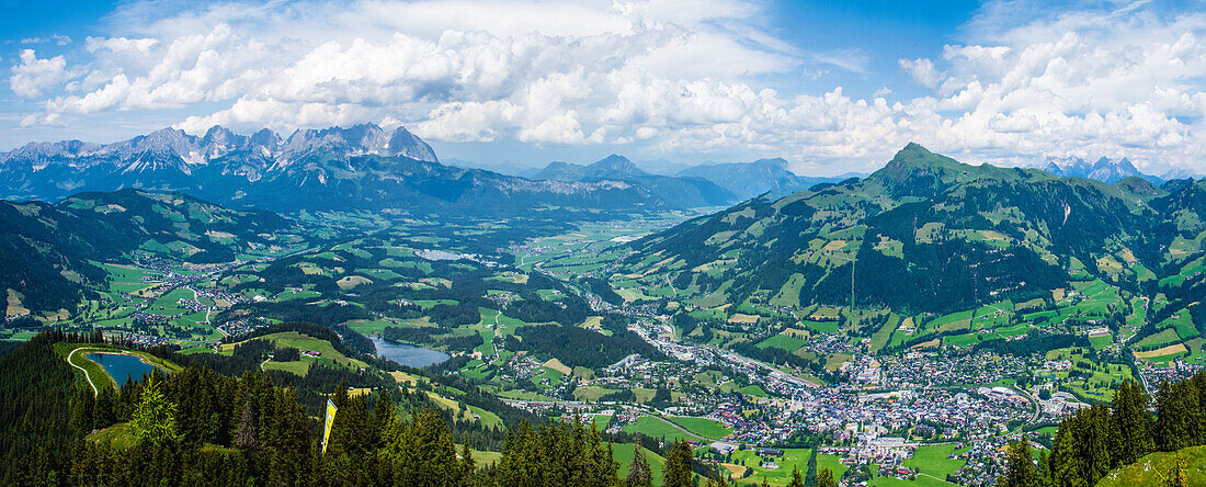 Österreich, Kitzbühel, mit Kitzbühel , Horn 2000 Meter hoch , Schwarzsee, u, Wildem Kaiser, vom Hahnenkamm gesehen