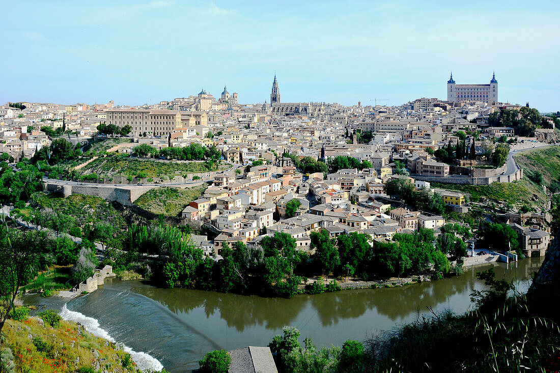 Stadtansicht mit Kirche Sao Thome und Festung Alcazar, am Fluß Tajo, Toledo, Kastilien-La Mancha, Spanien