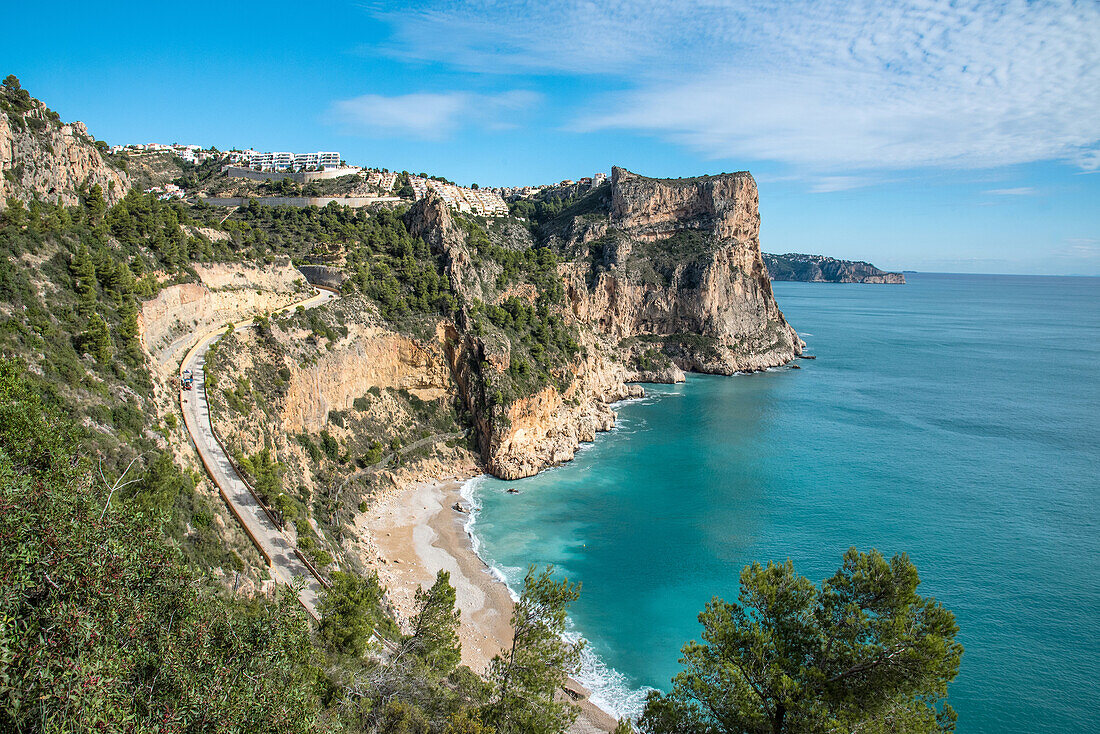 Cala Moraig, Badebucht bei Moraira, Blick zum Cabo de la Nao, Ostküste, an der Costa Blanca, Provinz Alicante, Spanien