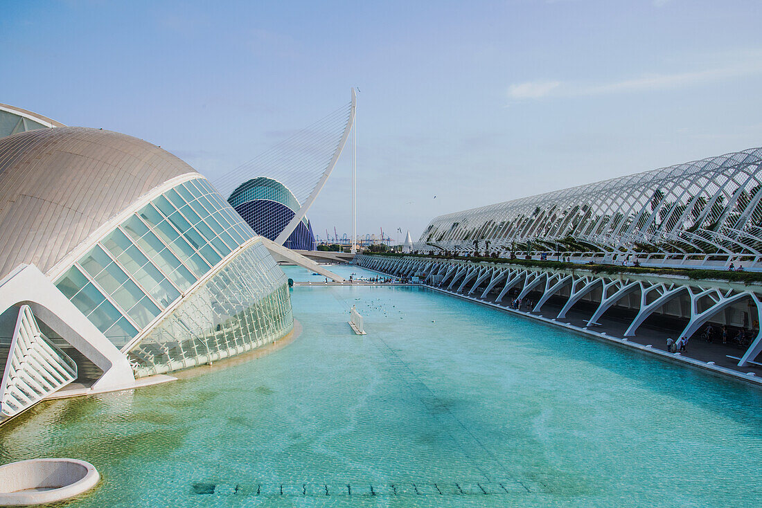El Hemisférico im Museum der Kunst und Wissenschaft 'Ciudad de las Artes y las Ciencias', mit Wasserbecken, Valencia, Spanien