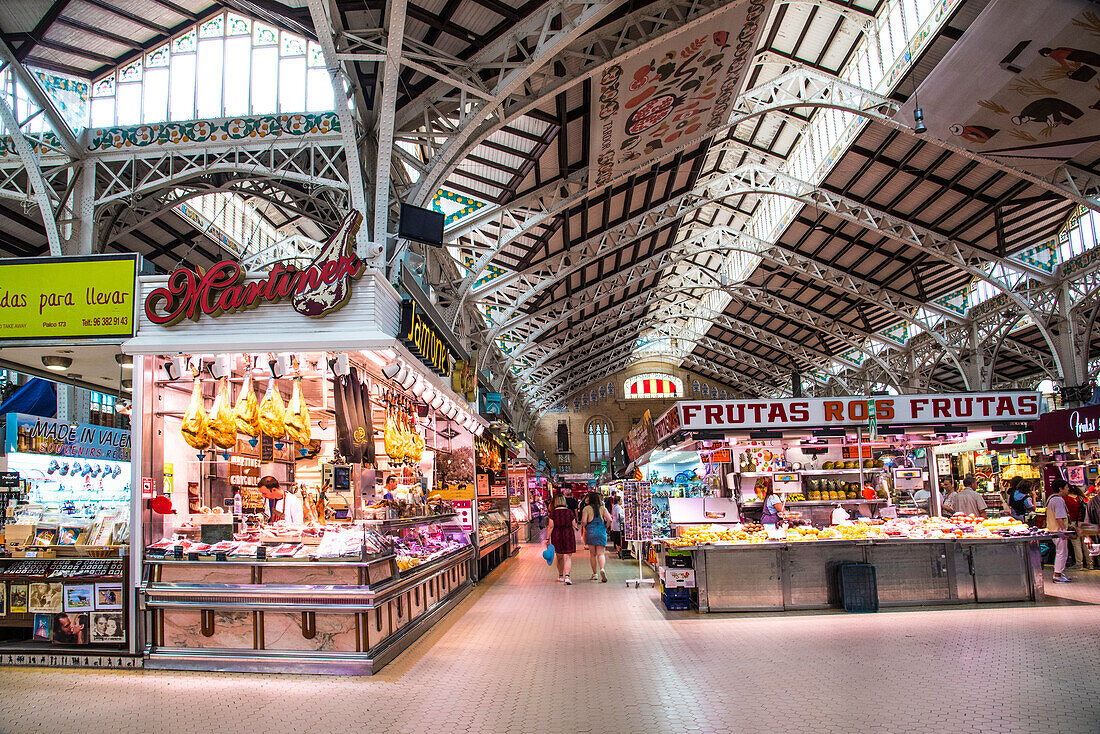 Verkaufsstände im Mercado Central, Großmarkthalle, Valencia, Spanien