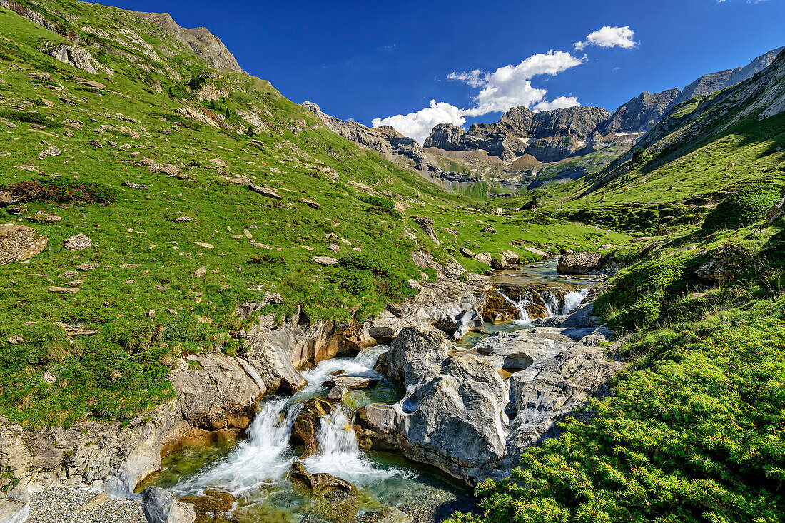 Bergbach fließt durch das Tal des Cirque d'Estaube, Gavarnie, Nationalpark Pyrenäen, UNESCO Welterbe Monte Perdido, Pyrenäen, Frankreich