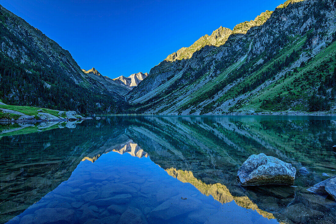 Berge spiegeln sich im See Lac de Gaube, Lac de Gaube, Vallee de Gaube, Gavarnie, Nationalpark Pyrenäen, Pyrenäen, Frankreich