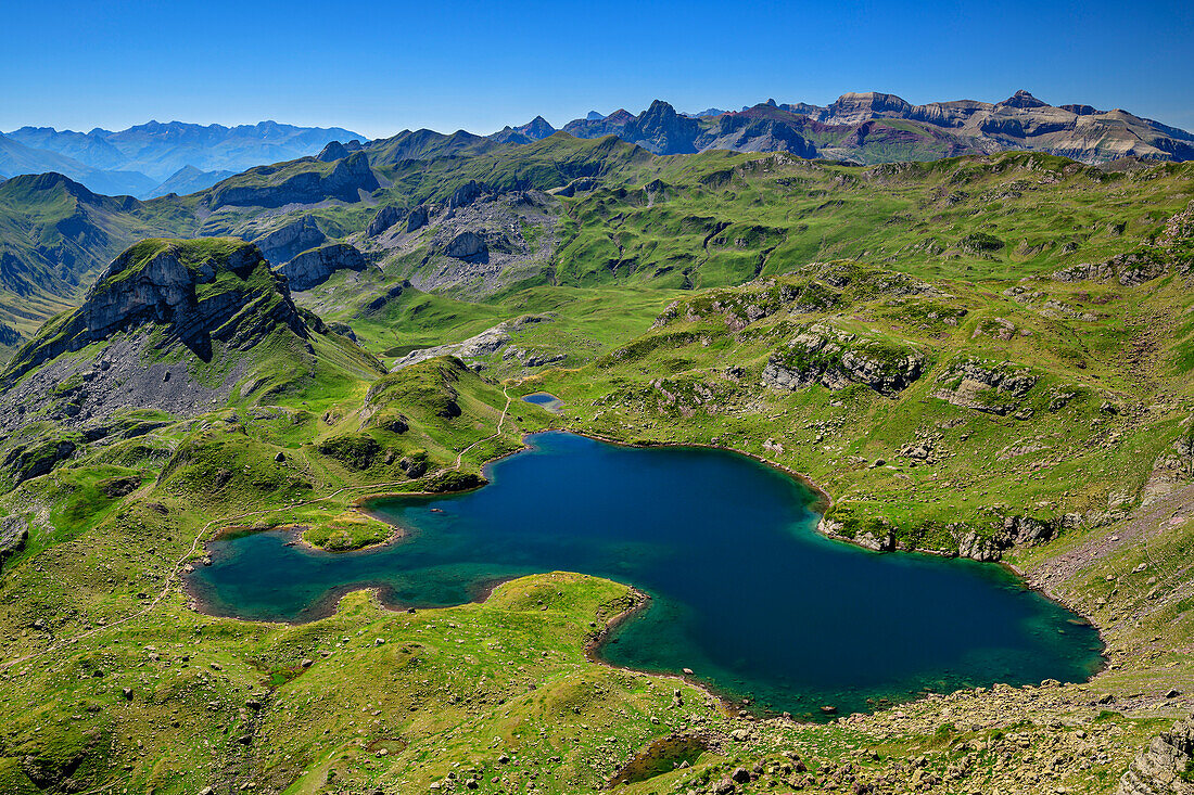 Blick auf See Lac Bersau vom Pic de Larry, Pic de Larry, Vallee d'Ossau, Nationalpark Pyrenäen, Pyrenäen, Frankreich