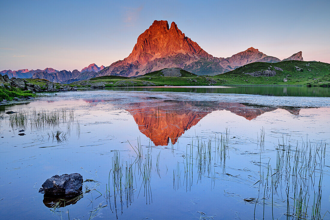 Pic du Midi im Alpenglühen spiegelt sich in Bergsee, Vallee d'Ossau, Nationalpark Pyrenäen, Pyrenäen, Frankreich