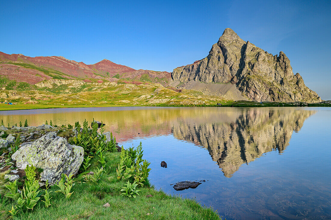 Pico Anayet spiegelt sich in Bergsee, Pyrenäen, Aragon, Spanien