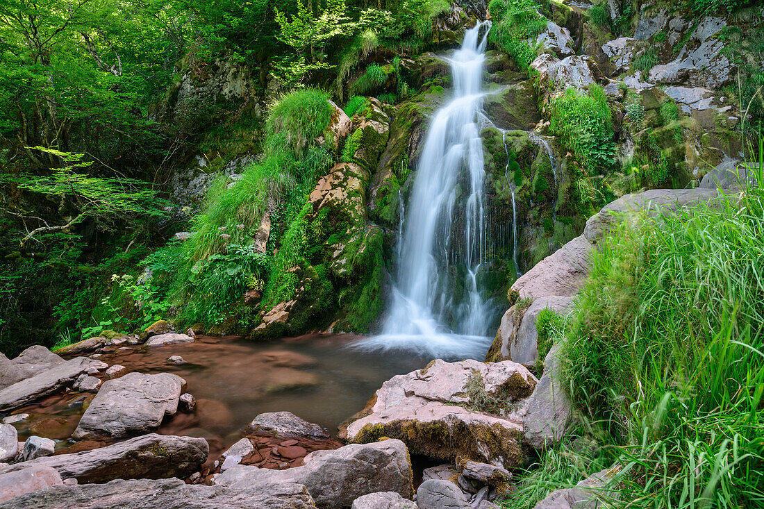 Wasserfall Cascade d' Espélunguère, Valle de Hecho, Huesca, Pyrenäen, Aragon, Spanien