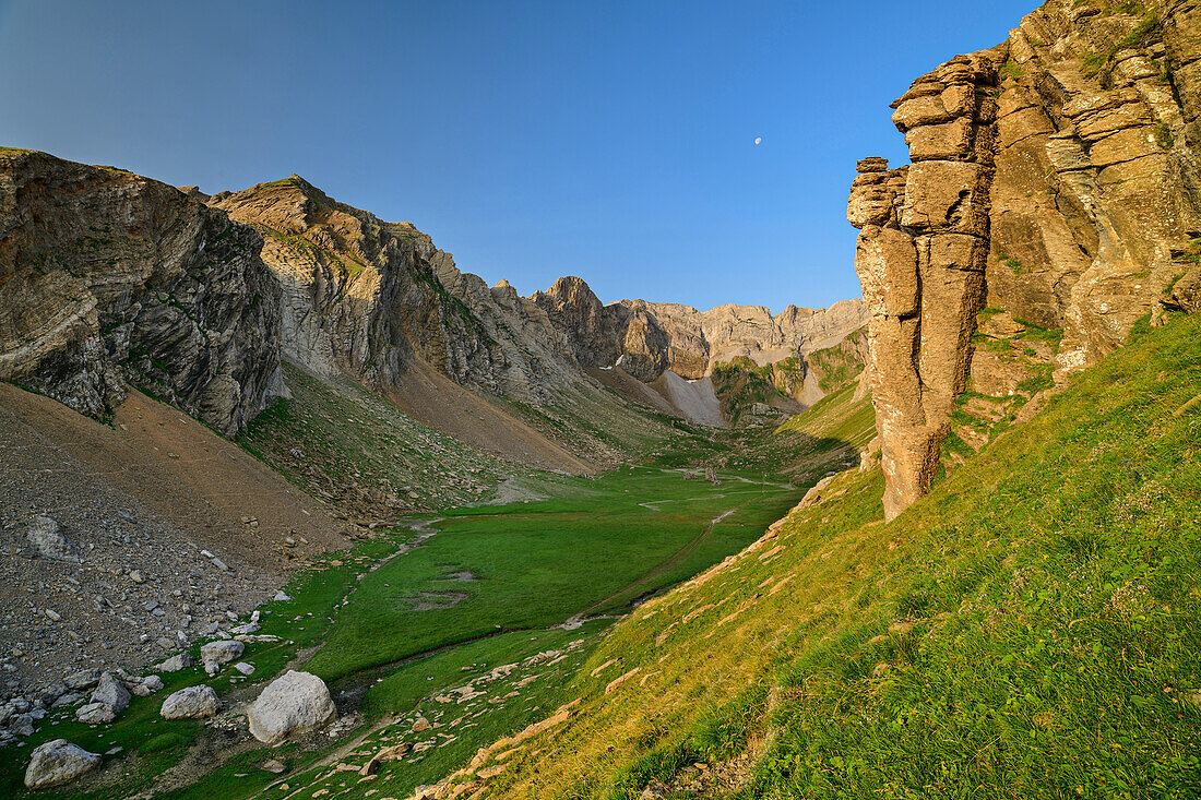 Talboden Circo de Olibon mit Felstürmen, Pyrenäen, Aragon, Spanien