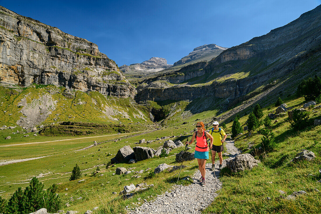 Mann und Frau wandern auf Weg im Tal des Rio Arazas, Monte Perdido im Hintergrund, Rio Arazas, Ordesatal, Nationalpark Ordesa y Monte Perdido, Ordesa, Huesca, Aragon, UNESCO Welterbe Monte Perdido, Pyrenäen, Spanien