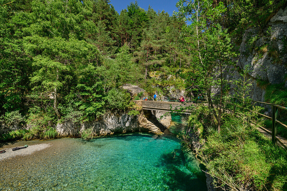 Wanderer gehen auf Brücke über den Rio Arazas, Ordesatal, Nationalpark Ordesa y Monte Perdido, Ordesa, Huesca, Aragon, UNESCO Welterbe Monte Perdido, Pyrenäen, Spanien