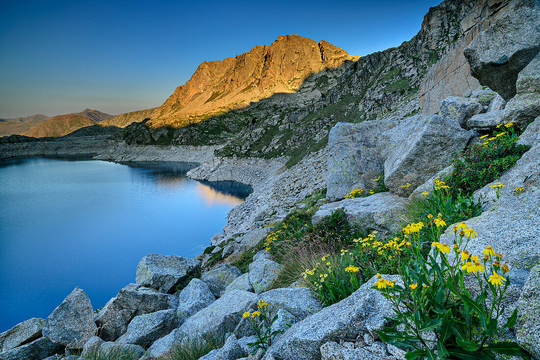 Bergsee Estany de Mar am Übergang vom Refugi Colomina zum Refugi Josep Maria Blanc, Nationalpark Aigüestortes i Estany de Sant Maurici, Katalonien, Pyrenäen, Spanien