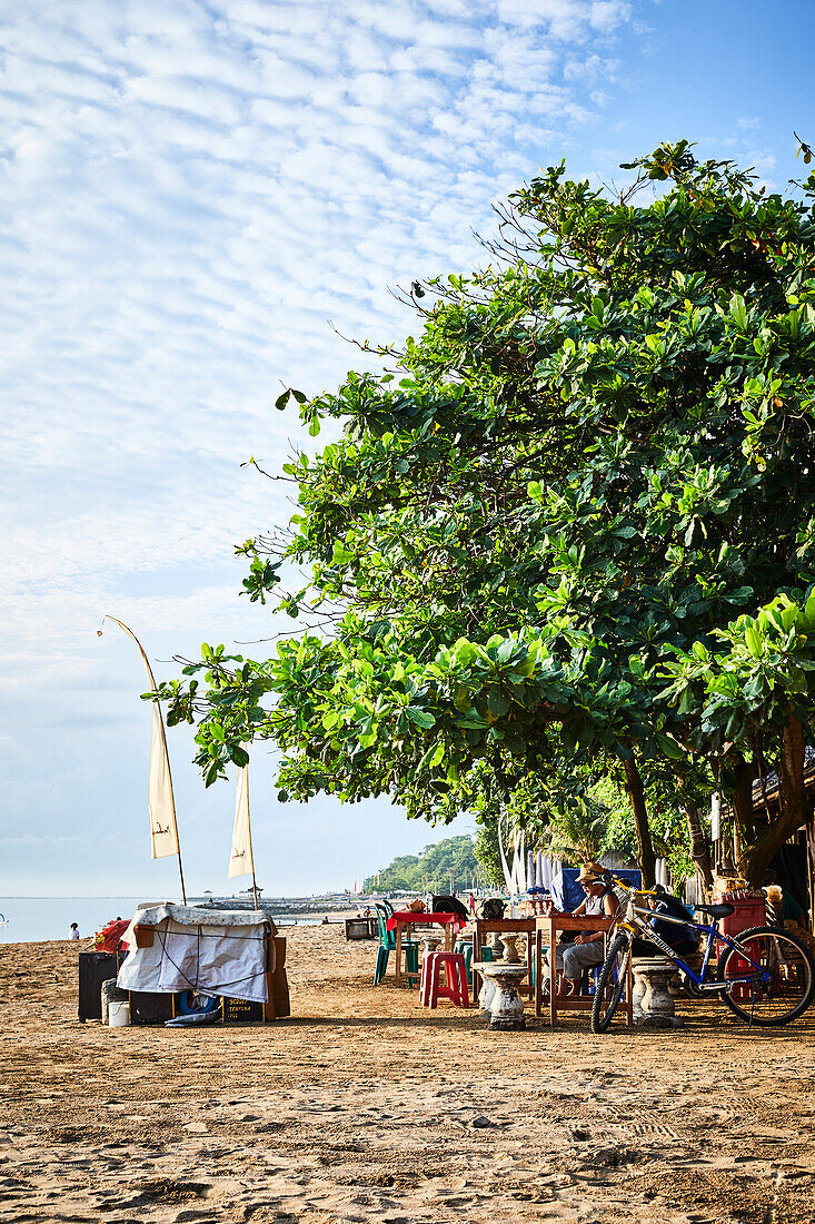 Am frühen Morgen am Strand von Sanur Bali Indonesien