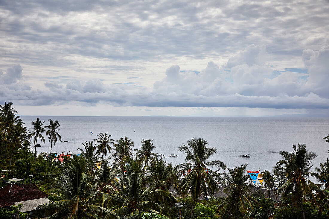 Ein Blick auf Seraya Beach, ein Fischerdorf in Karangasem Bali Indonesien