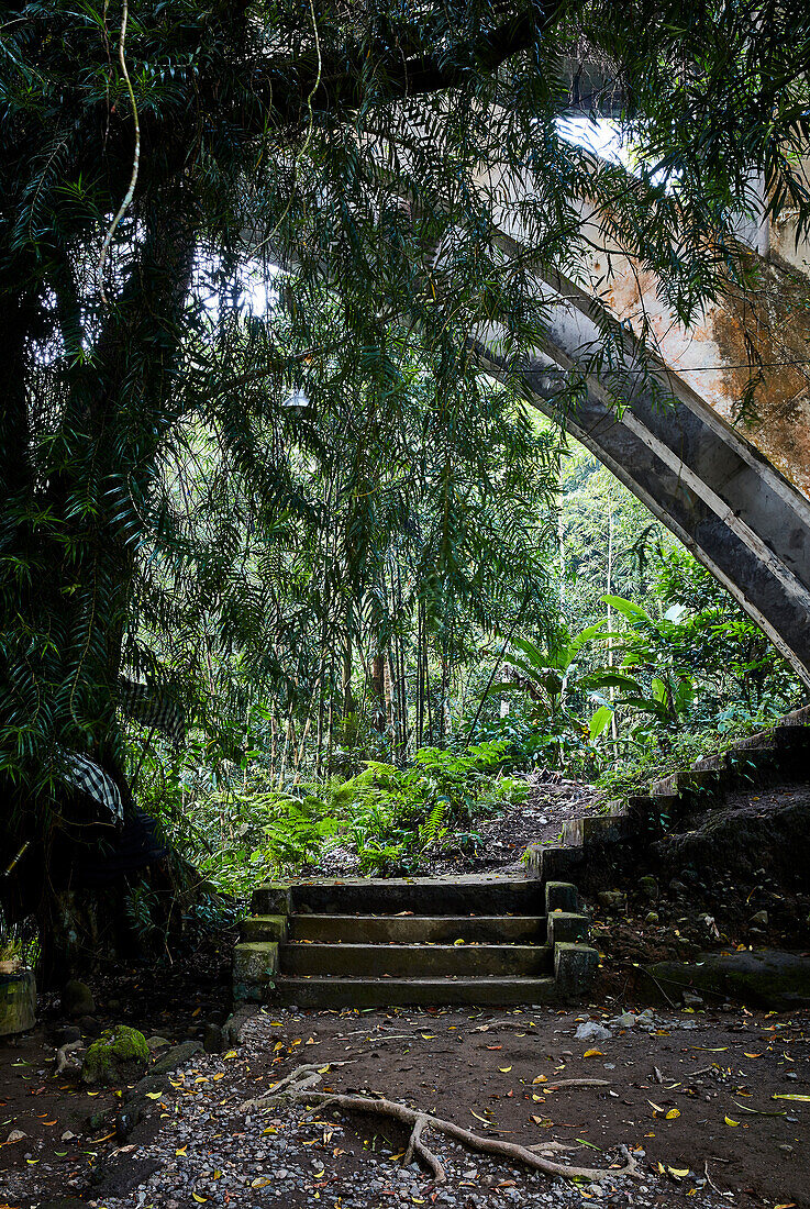 Treppe an einem Fluss, unter einer Brücke in Gianyar Bali Indonesien