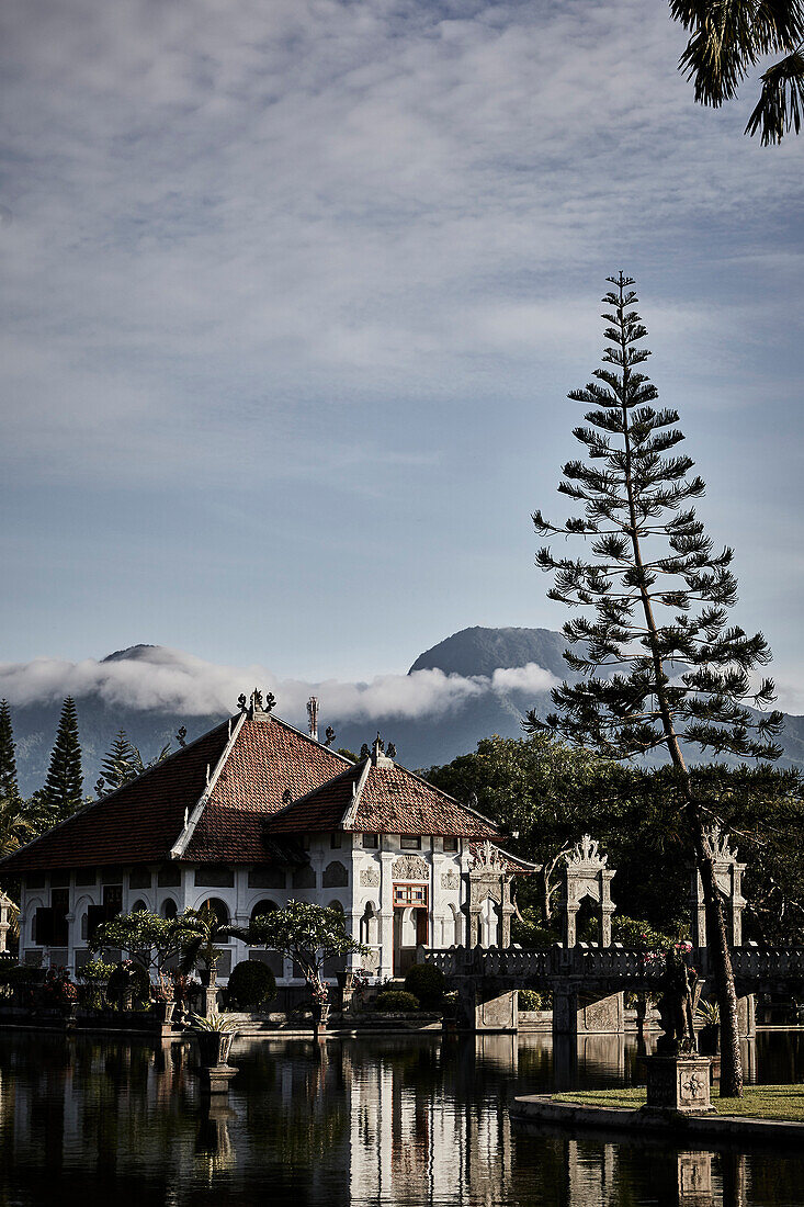 Am frühen Morgen im Wasserpalast Taman Ujung in Karangasem, Bali Indonesien