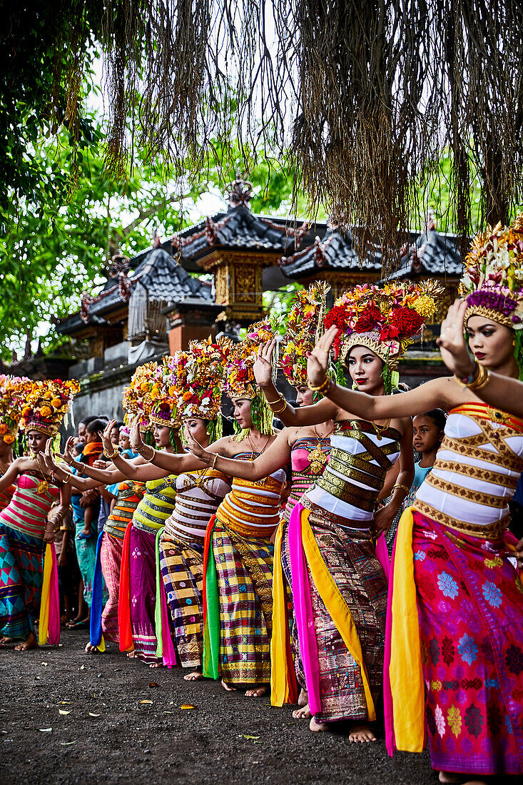 Bunte Prozession, junge Frauen in traditioneller Tracht tanzen für das Festival Gulangan in Karangasem Bali Indonesien