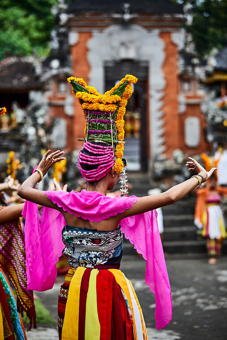 Eine junge Frau in traditioneller Kleidung tanzt für das Festival Gulangan in Karangasem Bali Indonesien
