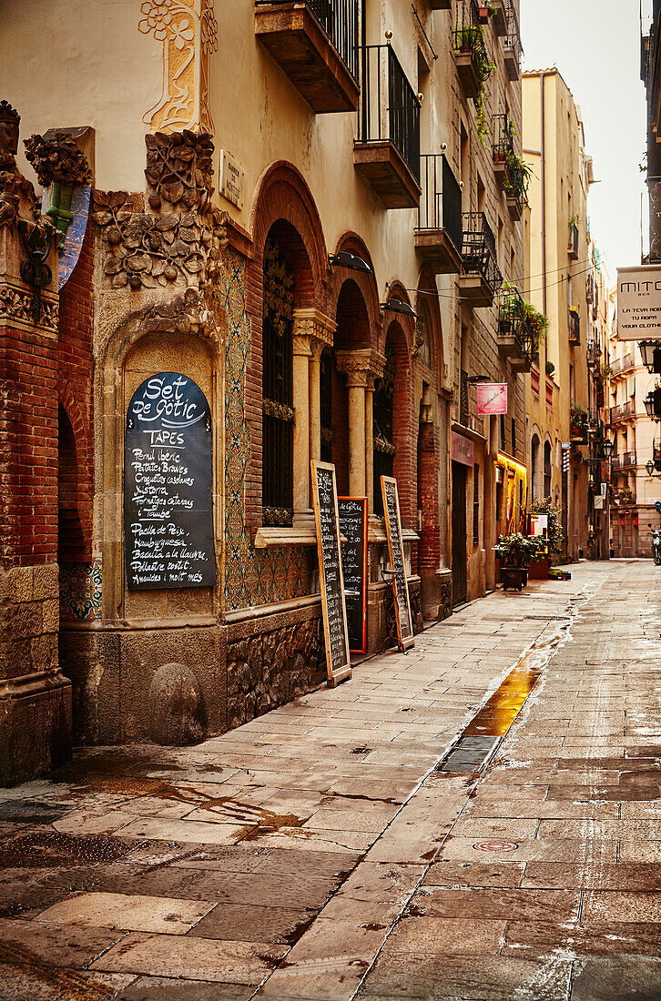 Gasse mit Restaurants im gotischen Viertel von Barcelona Spanien