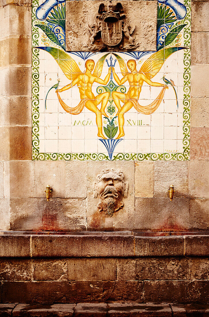 Ein Wasserbrunnen im gotischen Viertel von Barcelona Spanien