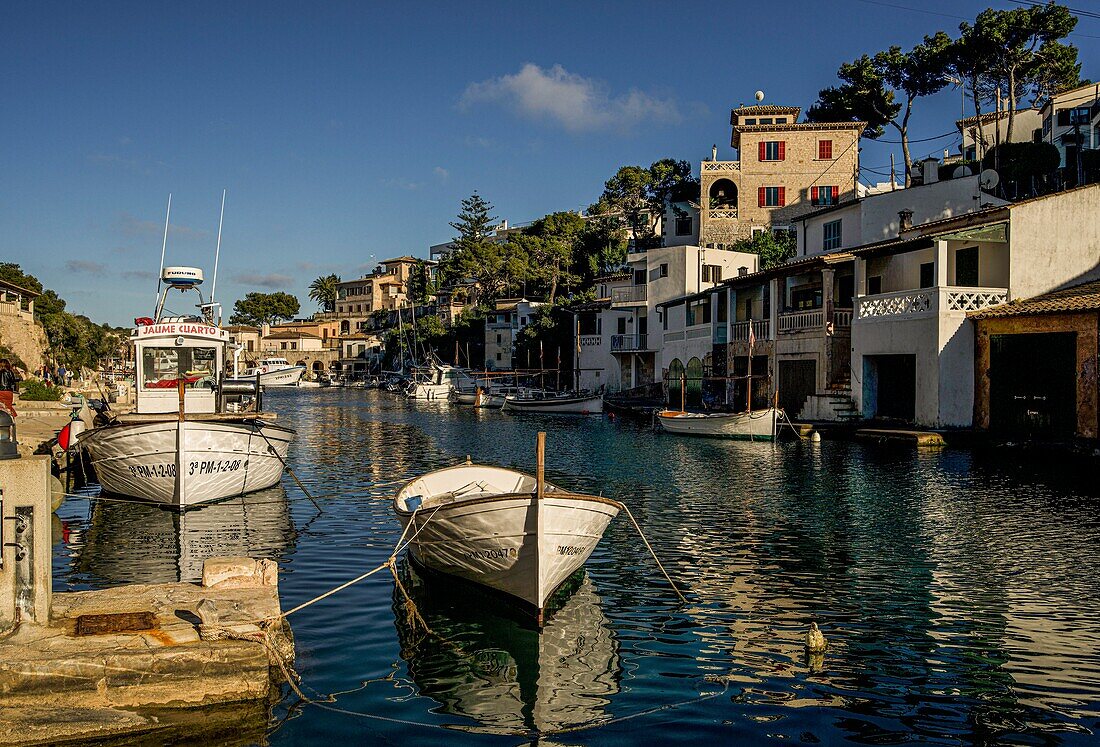 Boote im Abendlicht, Hafen von Cala Figuera, Santanyí, Mallorca, Spanien