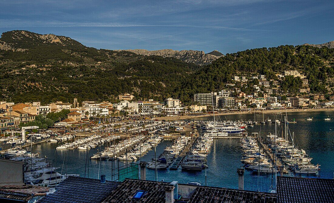 Blick auf die Strandpromenade und den Hafen von Port de Sóller, vor der Serra de Tramuntana, Mallorca, Spanien
