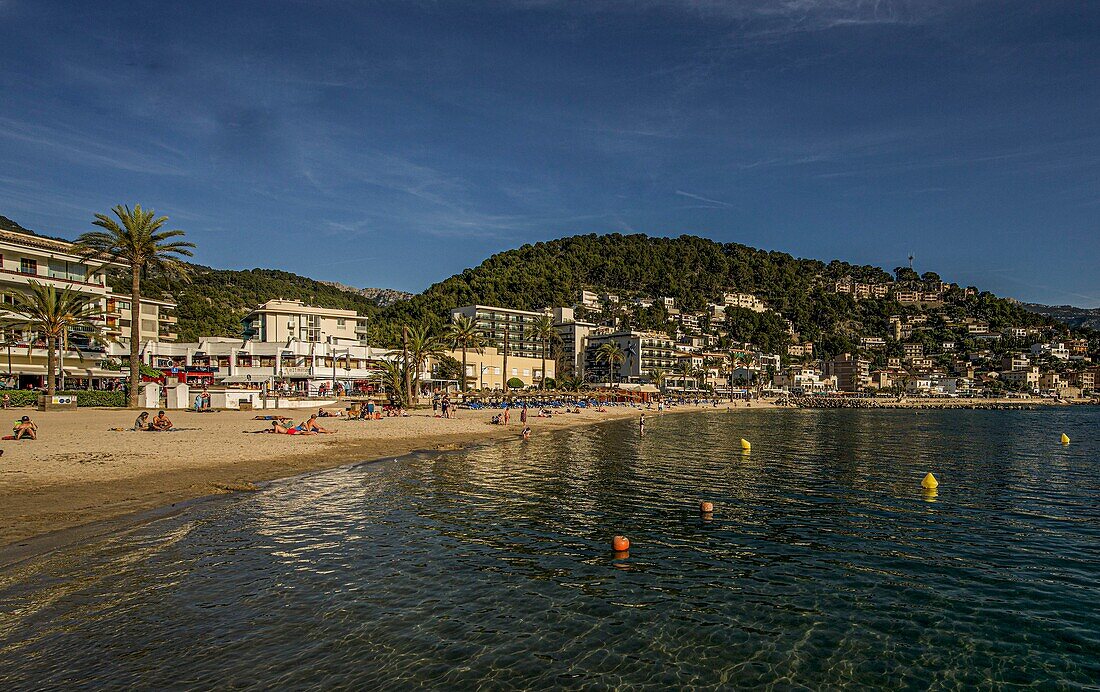 Bathing beach and beach promenade of Port de Sóller in the evening light, Mallorca, Spain