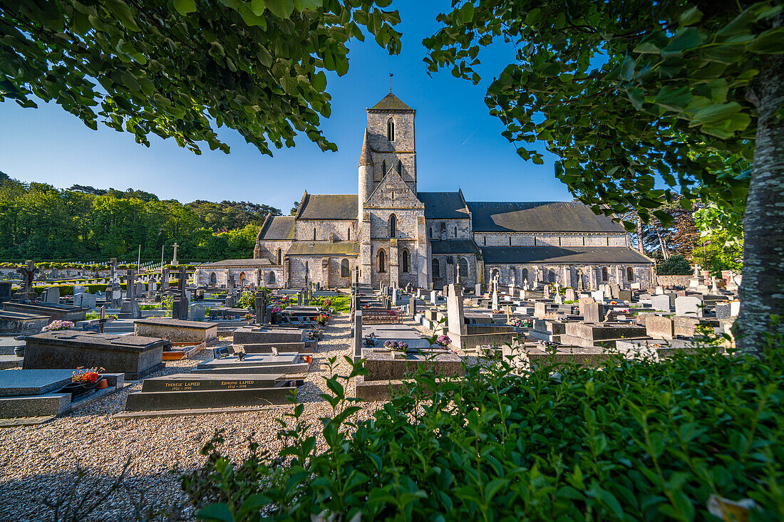 Friedhof und Kirche Notre-Dame d'Etretat, Etretat, Normandie, Frankreich