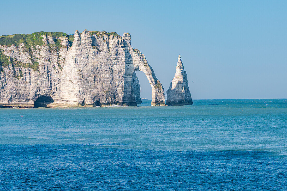 Blick auf die Kreidefelsen mit dem Felsentor Porte d'Aval, Etretat, Normandie, Frankreich