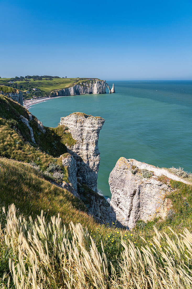 Blick auf die Kreidefelsen von Etretat und Falaise d'Aval, Normandie, Frankreich