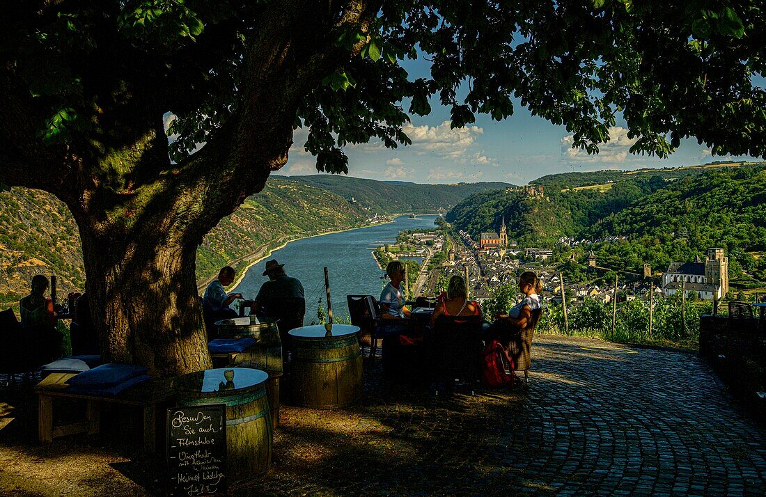Günderodehaus, Blick von der Terrasse des Restaurants auf Oberwesel und das Rheintal, Oberes Mittelrheintal, Rheinland-Pfalz, Deutschland