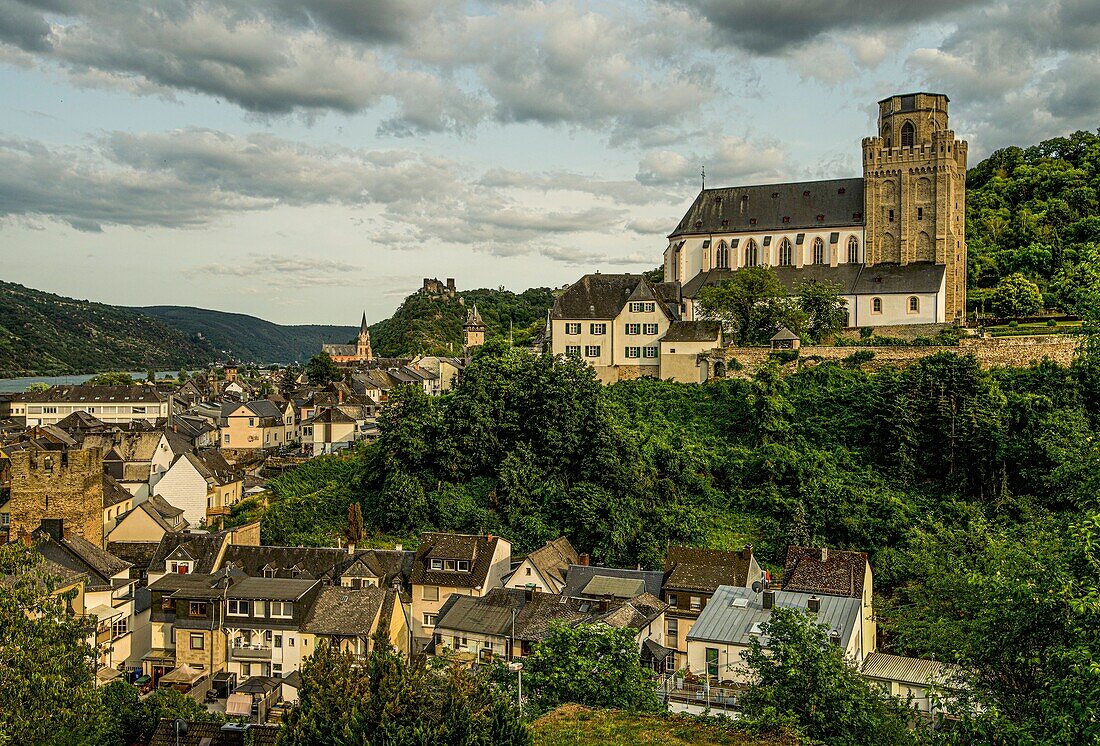 View of the old town of Oberwesel with the fortress towers, Martinskirche and Liebfrauenkirche, in the background the Schönburg, Upper Middle Rhine Valley, Rhineland-Palatinate, Germany