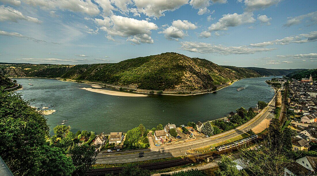 Rheinschleife bei Oberwesel im Abendlicht, Oberes Mittelrheintal, Rheinland-Pfalz, Deutschland